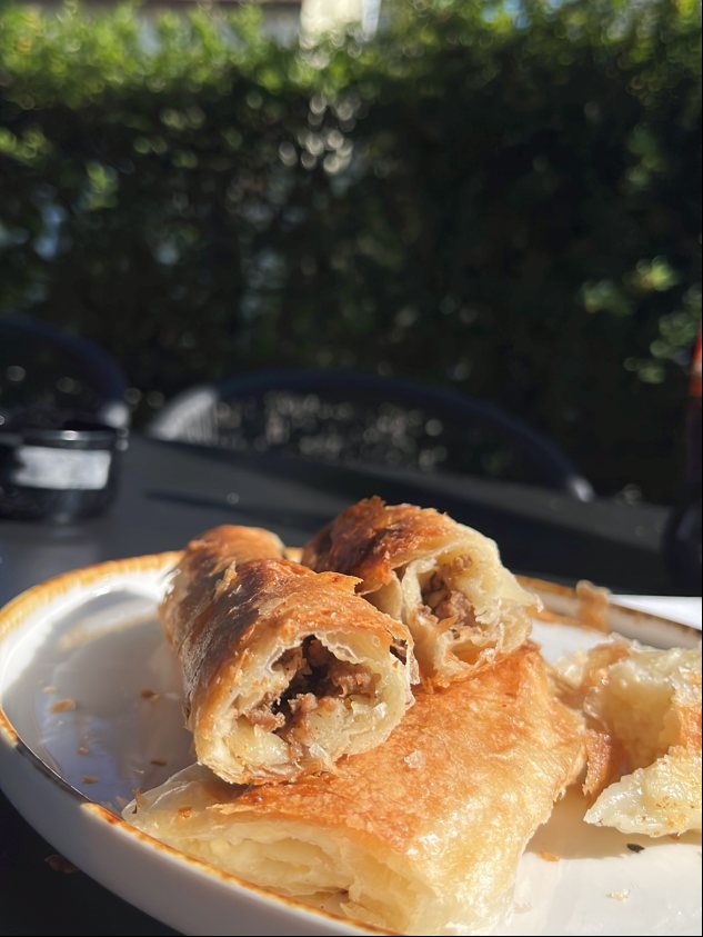 Gerollter Burek mit Hackfleischfüllung