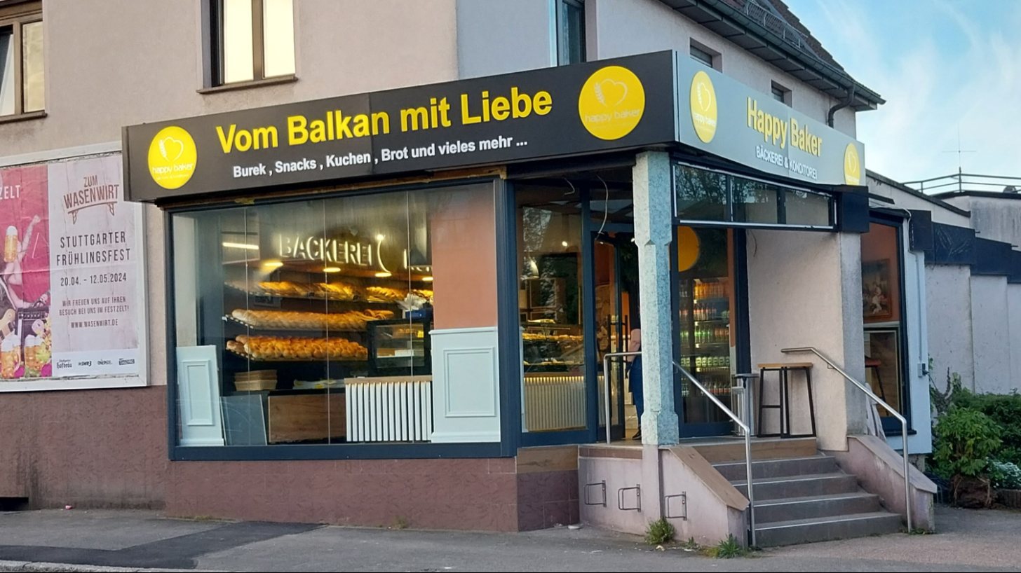 Happy-Baker-Filiale mit Schild „Vom Balkan mit Liebe“