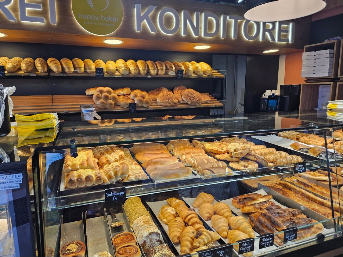Theke einer Happy-Baker-Filiale mit Brot, Croissants und Gebäck